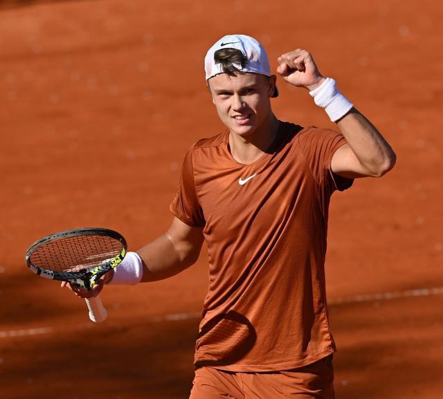 他必将以更 他必将以更